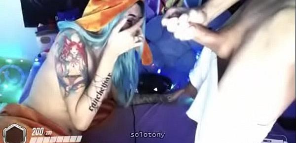 chica gamer tatuada recibe semen en la boca en webcam